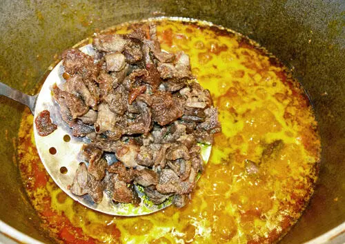 За мясом рис тут же аккуратно всё перемешав Увеличиваем под казаном - фото 110