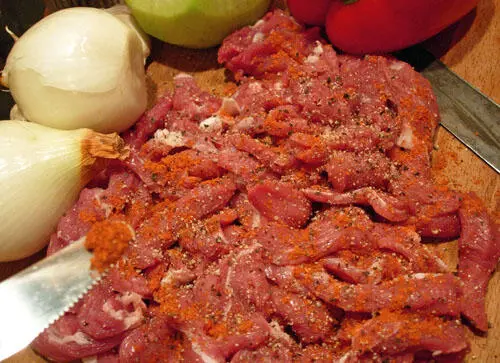 Лук порезать небольшими кубиками а редьку и сладкий перец соломкой Для - фото 239