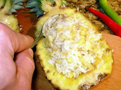 Посыпаем лотки с рисом кольцами зеленого и красного жгучего перца и подаем с - фото 113