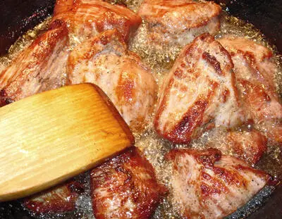 Обжаренное мясо вынем шумовкой на отдельную тарелку устланную салфетками - фото 117