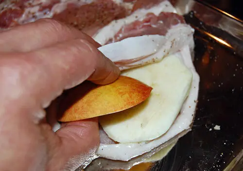 Начиненное мясо слегка посолим и поперчим свежемолотым черным перцем с двух - фото 192