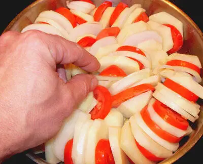 Слегка овощи подсаливаем сверху перчим по вкусу свежемолотым черным перцем и - фото 400