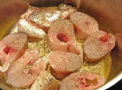 Поверх рыбы уложим нарезанный кольцами или полукольцами лук Чем тоньше - фото 178