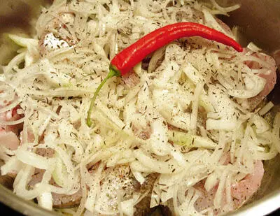На лук положим тонко порезанные помидоры которые тоже нужно будет слегка - фото 179