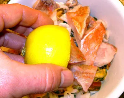 Затем заливаем морепродукты холодной водой так чтобы они утонули полностью - фото 266