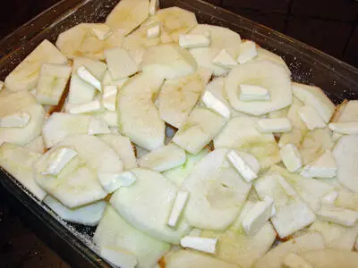 Теперь форму с яблоками и хлебом можно поставить в разогретую до 180 градусов - фото 265