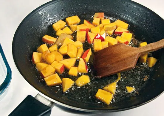 Сковороду снимем с плиты и пользуясь шумовкой переложим манго на отдельную - фото 18