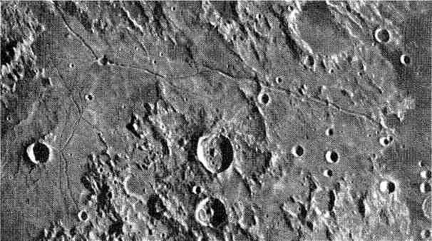 Рис 341 Борозда Аридея расположенная к западу от Моря Спокойствия при - фото 97