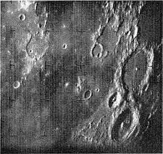 Рис 521 Этот снимок Рейнджер7 сделал 31 июля 1964 г за 17 минут до - фото 131