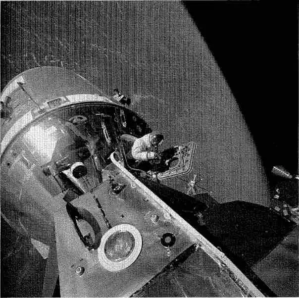 Рис 614 Вот это вид Дэйвид Скотт в обрезе люка командного модуля - фото 153