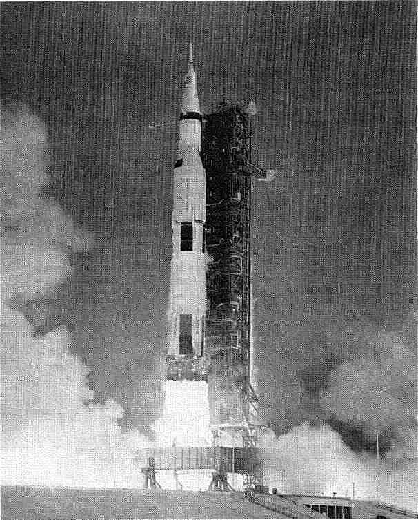 Рис 625 Старт Сатурна5 с Аполлоном11 Тонкий шпиль на вершине носителя - фото 164