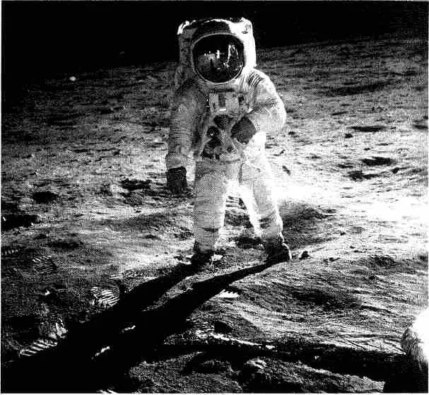 Рис 643 Знаменитое фото Первый человек на Луне в архиве NASA его номер - фото 183