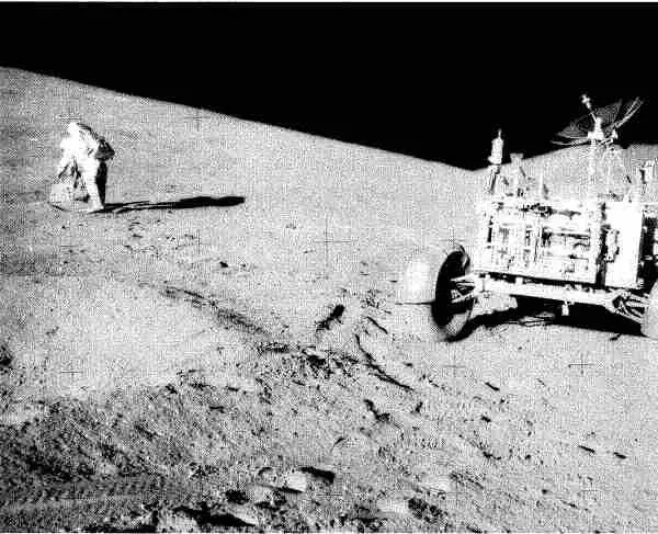 Рис 6100 Командир Скотт изучает булыжник на склоне горы Хэдли Дельта - фото 240