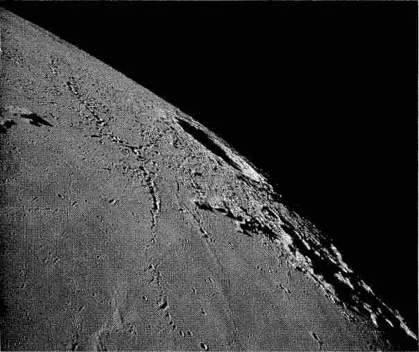 Рис 312 Кратер Коперник сфотографированный во время взлета лунной кабины - фото 77