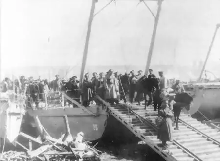 Высадка войск с помощью десантных барж типа Болиндер Апрель 1916 года - фото 27