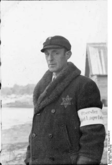 Старший еврейский полицейский в лагере смерти Саласпилс 1942 г На повязке - фото 11