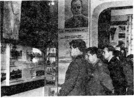 Космонавты А В Филиппенко и В Г Лазарев в музее ХВВАУЛ у стенда С Грицевца - фото 21