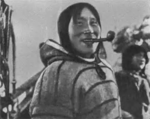Эскимосы в гостях на Йоа Руал Амундсен в своей каюте на Йоа 1905 - фото 12