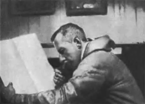 Руал Амундсен в своей каюте на Йоа 1905 Экспедиция Роберта Пири около - фото 13