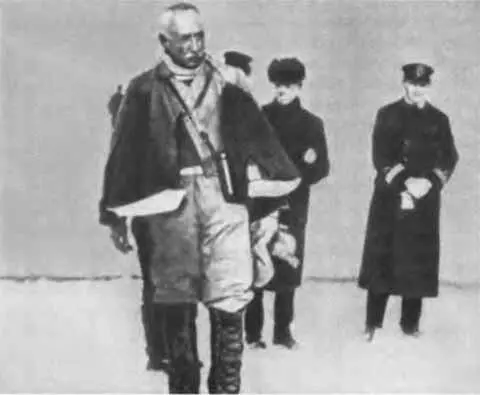 Амундсен направляется к Hopгe 1926 Умберто Нобиле с любимой собакой - фото 41