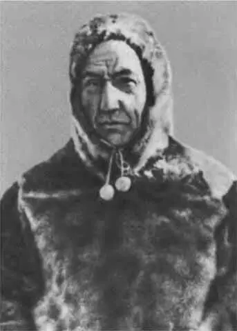 Последняя фотография Руала Амундсена перед вылетом на поиски Нобиле 18 июня - фото 54
