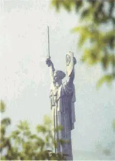 Памятник в честь Победы РодинаМать высотой 102 метра Вечный огонь на - фото 87