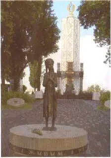 Памятник голодомору воздвигнутый по инициативе Ющенко Слева МИД справа - фото 91