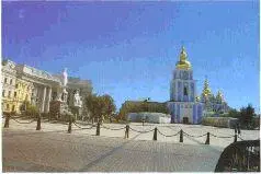 Слева МИД справа Михайловский собор на восстановление которого - фото 92