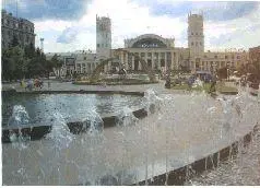Вокзал Харькова и площадь с фонтанами перед ним Воркующие голубки одни с - фото 98
