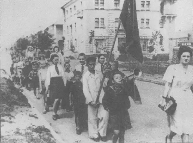 Играю на горне Лето 1951 года Мама старшая пионервожатая Это была самая - фото 4