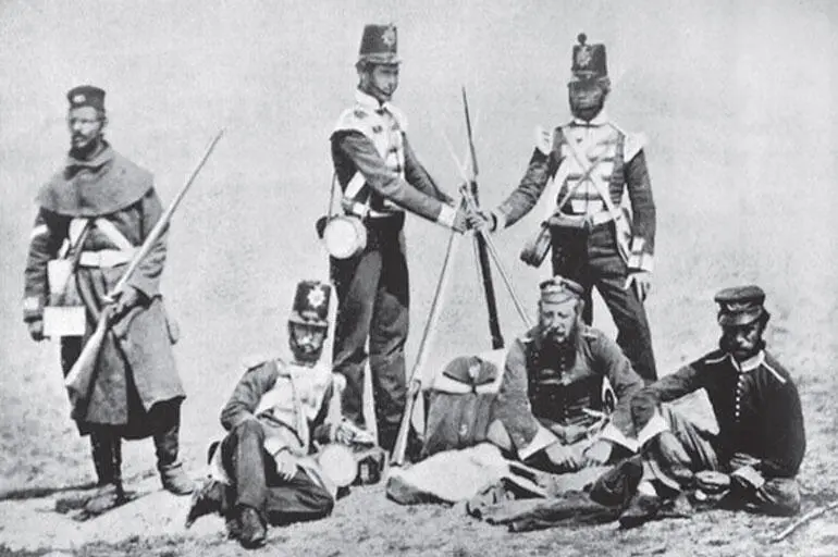 Английские солдаты в Крыму Фотография 1854 г Бывшие в то время в полку - фото 459