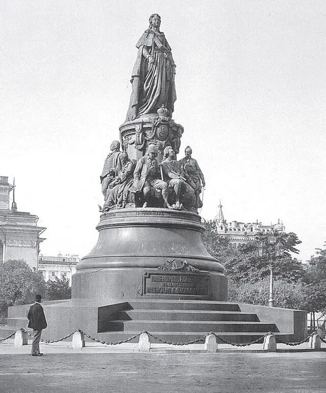 Памятник Екатерине II Только в январе 1944 года накануне полного освобождения - фото 34