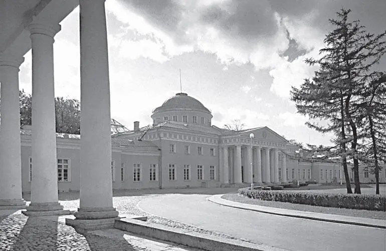 Таврический дворец 1970е годы В 1930х годах Таврический сад превращен в парк - фото 78