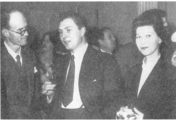 ЮМодин с женой на приеме в советском посольстве 1948 с Лондон ЮМодин с - фото 2