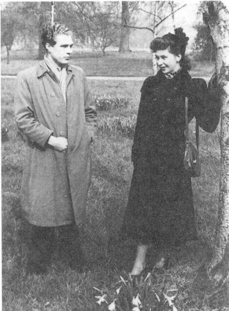 ЮМодин с женой Анной 1949 в КьюГарденс Лондон С дочерью Ольгой в графстве - фото 3