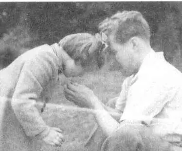С дочерью Ольгой в графстве Кент 1949 г ЮМодин курсант Высшего - фото 4