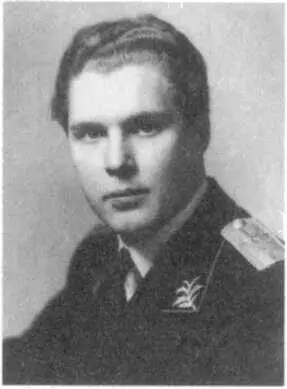 ЮМодин сотрудник советского посольства 1949 г ЮМодин в парке Бокс Хилл - фото 6