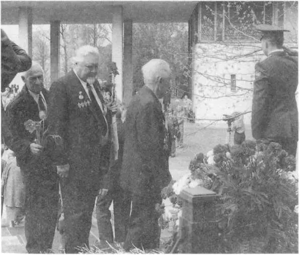 Возложение цветов к обелиску памяти погибших чекистов Москва Ясенево 1992 г - фото 29