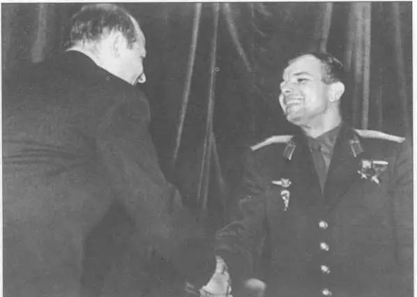 4 мая 1961 г С только что слетавшим в космос Юрием Гагариным С Эдуардом - фото 44