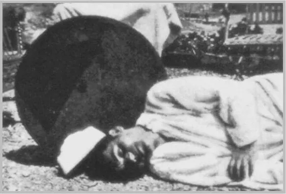 Лорка изображающий себя покойником в Кадакесе 1925 1927 Дали и Лидия - фото 9