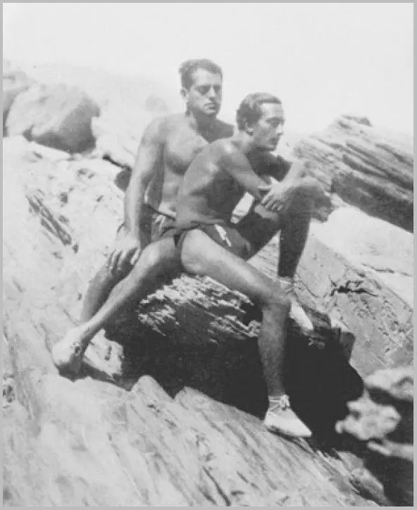 Дали и Бунюэль на мысе Креус 1929 Дали с морским ежом на голове Фотография - фото 12