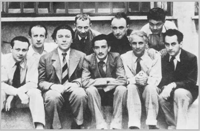 Групповая фотография парижских сюрреалистов 1930 Слева направо Тристан - фото 18