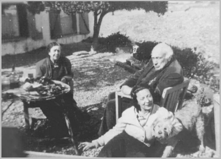 Далистарший с дочерью Аной Марией и второй женой Каталиной в Кадакесе 1948 - фото 25