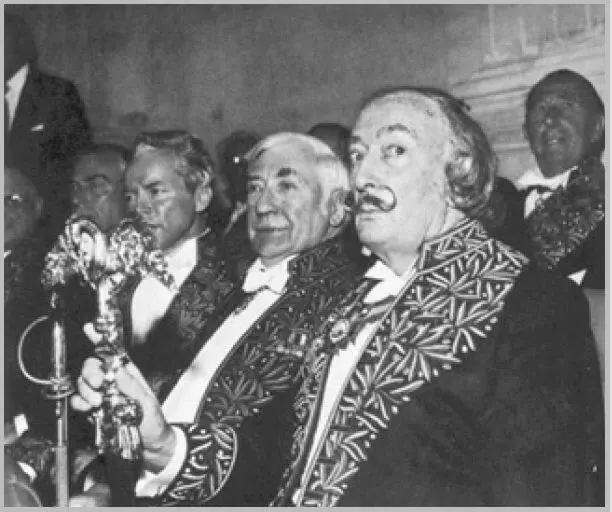Дали во время церемонии его приема во Французскую Академию в мае 1979 года - фото 40