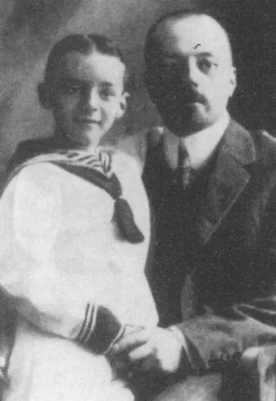 Семилетний Владимир с отцом 1906 Владимир с матерью и дядей В И - фото 21