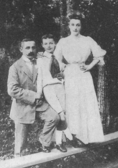 Владимир с матерью и дядей В И Рукавишниковым 1907 Помещение в котором - фото 22