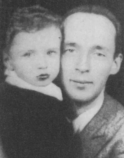 Отец и сын Берлин 1936 Набоков с Верой и Дмитрием Лето 1935 В - фото 51