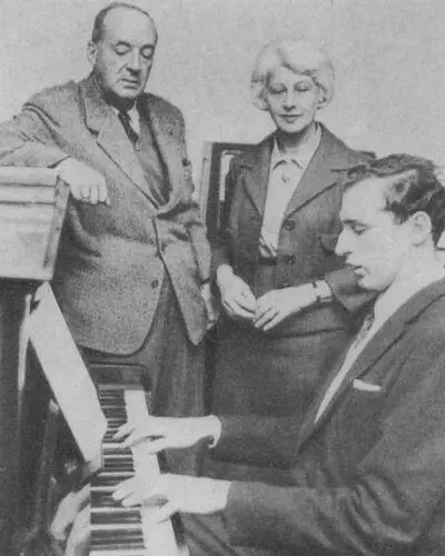 Дмитрий за фортепьяно 1960 На премьере Дмитрия в роли Дона Базилио - фото 61