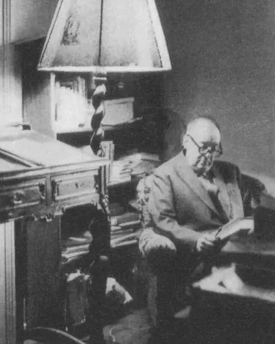 Набоков в своих апартаментах в Паласотеле Монтрё Набоков возле шале в - фото 64