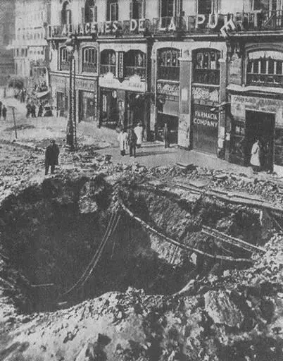 Площадь ПуэртадельСоль здесь был вход в метра Итальянский бомбардировщик - фото 5